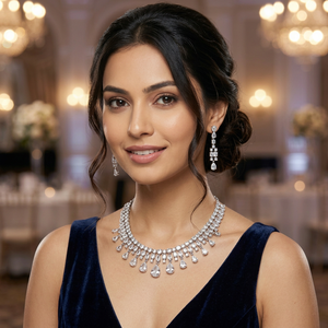 Parure de bijoux de mariée plaqué argent de haute qualité pour femme, collier ras-du-cou et boucles d'oreilles pendantes en zircon cristal, design classique et tendance - Product Image 1