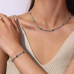 سوار كوبي من الفضة عيار 925 أنيق وقابل للتخصيص مع زركون أخضر، مجوهرات نسائية فريدة وفاخرة - Product Image 3