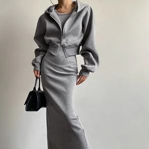 Ensemble de survêtement décontracté pour femme OEM, avec sweat à capuche court zippé à manches longues et jupe, couleur unie, avec capuche élégante et poches - Product Image 1