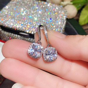 Orecchini pendenti con gancio a forma di pesce con pietra scintillante dal taglio quadrato per le donne, gioielli semplici in stile ufficio - Product Image 4