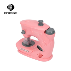 Macchina da Cucire Giocattolo BRIOGE Rosa in Plastica per Bambini, Giochi di Ruolo, Senza Batteria - Product Image 2