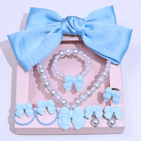 Set de Joyería de Perlas con Lazo de Satén para Niñas, Regalo de Princesa, Pinza Grande para el Cabello, Coletero, Collar de Perlas, Pulsera, Pendientes, Anillo, Accesorio para Niñas Pequeñas