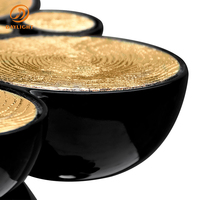 Table d'appoint de luxe noire et or avec base sphérique sculpturale et plateau brillant, élégante table de chevet pour hôtel, villa, salon