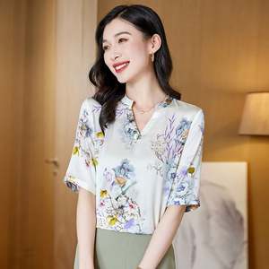 Una nueva camisa de manga media de seda de verano con un estilo elegante e intelectual, estampado de cuello en V y una camisa de seda suave para mujer - Product Image 5