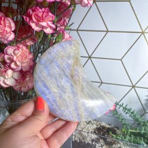 Venta al por mayor de piedras de luna azules naturales brillantes talladas, artesanías de cristal pulido, luna azul para decoración del hogar o regalo - Product Image 2