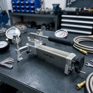 ปั๊มทดสอบปรับเทียบลมแบบพกพา 1/2NPT รุ่น HSIN613 แหล่งลมเสถียร ตัวเปรียบเทียบและปรับเทียบแรงดันลม 870psi รับผลิตแบบ OEM ODM HSIN613 ความแม่นยำสูง - Product Image 1