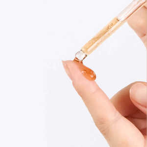 เซรั่มบำรุงผิวหน้า No.8 Glossy Essence - ผิวกระจ่างใสเปล่งประกายดุจหยดน้ำ ด้วยไฮยาลูรอนและวิตามินซี เพื่อผิวเปล่งปลั่ง - Product Image 4