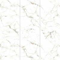 Dalle de pierre frittée blanche flocon de neige doré sur mesure 12 mm 1600x3200 mm, veinage brillant en chevalet pour projet de panneau mural intérieur