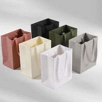 Sac en papier cadeau de luxe personnalisé à motif litchi avec poignée en ruban