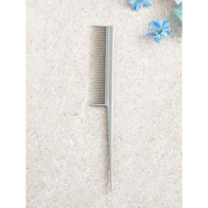 Peine de pelo gris antiestático con peine de corte de cola Mango de plástico Hecho en Japón - Product Image 1