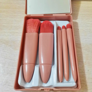 Juego de brochas de maquillaje de 5 piezas, portátil, incluye un espejo de maquillaje, brocha para polvos, brocha para base, brocha para sombra de ojos y otras brochas de maquillaje. - Product Image 1