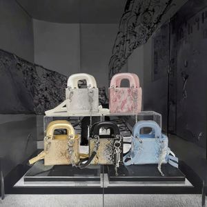 Bolso de mano retro sencillo tipo bandolera con cadena de PU para mujer, minibolso metálico tipo caja para vestido de noche. - Product Image 3