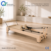 Reformer de Pilates pliable en bois d'érable beige chaud avec barre en bois massif et support de rangement pour salles de bien-être apaisantes
