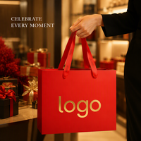 Großhandel: Luxuriöse rote Weihnachtsgeschenktüten mit individuellem Logo, Goldfolienband und Henkel – Hersteller für Boutique-Verpackungen