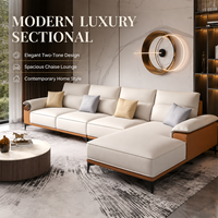 Sofá Seccional en Forma de L de Dos Tonos Crema con Chaise Longue y Detalles Dorados para Sala de Estar, Hotel, Apartamento, Salón