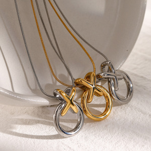 Collar con Colgante Xo, Oro de 18k, Acero Inoxidable, Letra con Diseño Geométrico, para Uso Diario - Product Image 3
