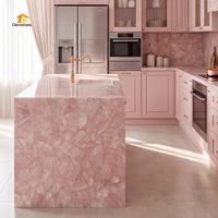 Maßgefertigte Naturstein-Arbeitsplatte aus Rosa Kristall-Rosenquarz für Kücheninseln und Küchen in Villen