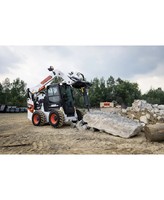 Chargeuse compacte haute puissance série R S76, capacité de charge de 1338 kg, avec accessoires balayeuse de voirie et chasse-neige