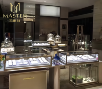 Vitrina de Exhibición Elegante MASTER con Marco Metálico Dorado y Vidrio Templado, Gabinete para Joyería con Diseño Antirrobo, Vitrina Personalizada