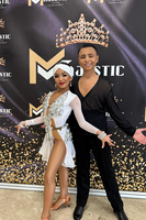 Robe de danse latine Vennystyle blanche sur mesure avec strass et paillettes en spandex/coton pour compétition de rumba, chacha, samba