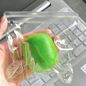 Nouveau jouet créatif anti-stress en TPR de 6 cm en forme de kiwi en fourrure simulée pour enfants et adultes, souvenir pour une ambiance détendue - Product Image 3