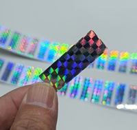 Personnalisé 50 #   Film laser quadrillé avec numéro de série variable, impression UV, rouleau imperméable, autocollants d'étiquettes anti-contrefaçon
