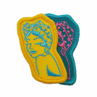 Personnalisez des patchs et des étiquettes brodés de petite taille avec un dos adhésif dans diverses couleurs