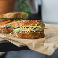 Papier de soie vierge simple face enduit de PE de qualité alimentaire, résistant à l'huile, avec logo personnalisé, pour usage industriel, idéal pour les sandwichs et les burgers