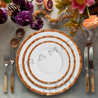 Ensemble exquis d'assiettes en porcelaine Design à bords dorés inspiré du bambou pour une table de mariage élégante