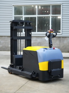 Chariot à palettes motorisé, capacité 1 tonne, longueur de fourche 1200 mm, moteur DC, utilisation en intérieur, commande debout, corps noir et jaune - Product Image 5