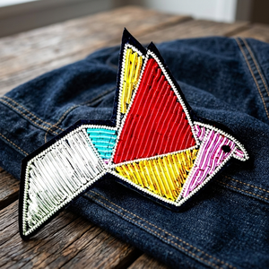 Insigne de nom en soie brodé personnalisable avec motif d'oiseau tissu à coudre et feutre avec technique d'émail pour sacs Logo personnalisé - Product Image 3