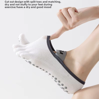 Chaussettes de yoga à cinq doigts antidérapantes de couleur unie pour femmes Longueur de l'équipage absorbant la sueur avec logo de trampoline de marée arrière sur le corps