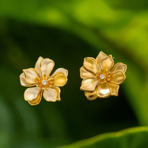 Pendientes de Moda con Diseño de Flor en Acero Inoxidable 316L con Baño de Oro PVD y Cristal en el Centro - Product Image 3