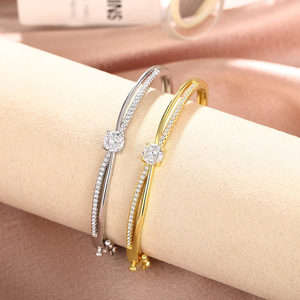 Bracciale a fascia con design a croce per donna, stile geometrico rotondo, accessorio da polso per uso quotidiano - Product Image 2