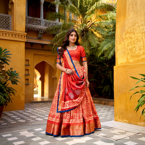 VISHNU K DESIGNS Otoño DOLA SILK Conjunto de punto LAHENGA CHOLI DUPATTA DOLA con cuello en V, estilo dulce, liso, sencillo, largo hasta el suelo, ajuste regular - Product Image 1