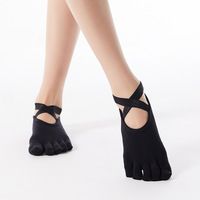 Chaussettes de yoga mi-mollet à boucle croisée avec adhésif antidérapant et design à cinq doigts pour Pilates en intérieur - Antibactériennes et respirantes