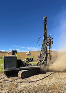 Pileuse solaire robuste sur chenilles, machine de piquage hydraulique pour sols denses et terrains rocheux en projets solaires - Product Image 2