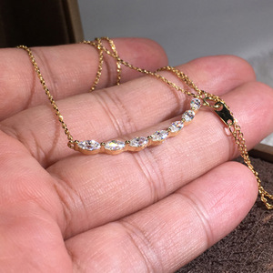 Elegante collana con ciondolo a forma di sorriso, design scintillante con fila di pietre, catena lunga per clavicola, per donna - Product Image 3