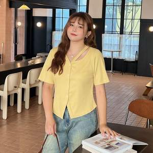 Camiseta de manga corta con cuello en V y bajo irregular de punto suave Runqi para mujer, talla grande, en colores cremoso, amarillo y negro. - Product Image 5