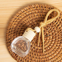 Mini bouteille de parfum de voiture suspendue de 14ml bouteille de diffuseur de voiture d'arôme en verre transparent avec corde de bouchon en bois