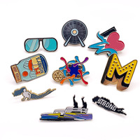 Épingles en émail doux et dur de style traditionnel personnalisées, badges de revers en époxy pour chapeau de diplômé, design de cadeau souvenir de fleur