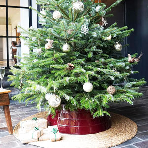 Collar de falda de árbol de Navidad de metal decorativo 2025 en acabado de color rojo - Product Image 3