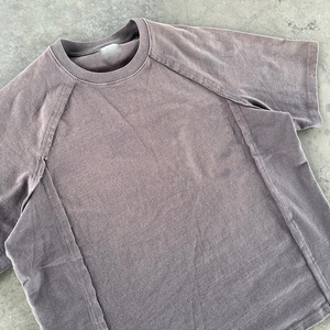 Camiseta Vintage Personalizada con Borde Deshilachado, Estilo Urbano, Logotipo Personalizado, Impresión DTG, Lavado Ácido - Product Image 4
