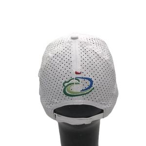 หมวกกอล์ฟกีฬาสีขาวต่ำโปรไฟล์ UV50 + 100% โพลีเอสเตอร์เลเซอร์แบบเจาะรูหมวกคุณพ่อปักแบบกำหนดเองวิ่งเจาะรู - Product Image 3