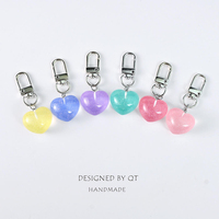 Porte-clés en résine en forme de cœur, cadeaux créatifs pour couples, breloque de sac pour filles, accessoires pour étui d'écouteurs, pendentif en forme de cœur