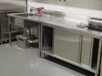 Table de travail professionnelle sur mesure pour cuisine de restaurant, en acier inoxydable de qualité alimentaire, avec évier intégré pour la préparation du poisson