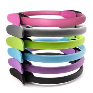 <span class=keywords><strong>Pilates</strong></span> Fitness Ring Poignées rembourrées en mousse Cercle d'exercice de résistance flexible pour se concentrer sur la tonification de l'intérieur des cuisses, des <span class=keywords><strong>bras</strong></span> et du noyau - Product Image 6