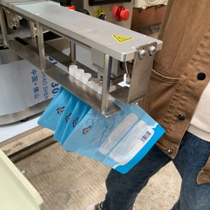 เครื่องปิดฝาถุงแนวตั้งอัตโนมัติประสิทธิภาพสูงรุ่นใหม่ สำหรับบรรจุเครื่องดื่ม ซอส ซอสพริก ซองซักผ้า ผงซักฟอก พร้อมระบบ PLC - Product Image 3