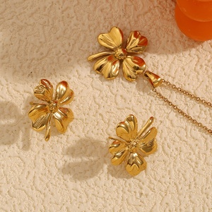 PVD placcato oro 316L Set di gioielli in acciaio inossidabile collana <span class=keywords><strong>con</strong></span> ciondolo a fiore inciso <span class=keywords><strong>con</strong></span> catena a maglie e orecchini in zircone - Product Image 5