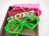 Lunettes LED Lumineuses 2027 en Gros, Lunettes de Fête 2027 Clignotantes en Plastique, Lunettes de Soleil Cœur 2027, Lunettes de Fête du Nouvel An 2027